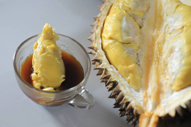 mencampur makan durian